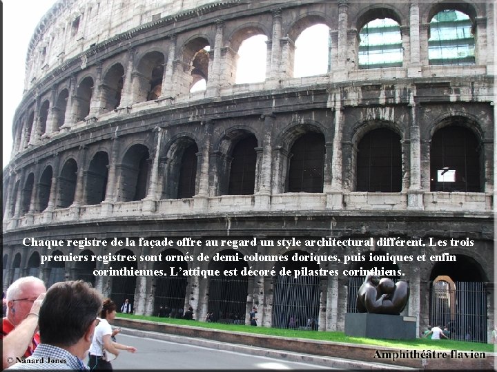 Chaque registre de la façade offre au regard un style architectural différent. Les trois