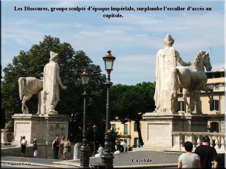 Les Dioscures, groupe sculpté d’époque impériale, surplombe l’escalier d’accès au capitole. 