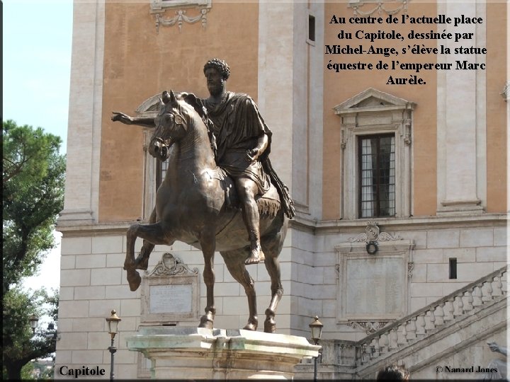 Au centre de l’actuelle place du Capitole, dessinée par Michel-Ange, s’élève la statue équestre