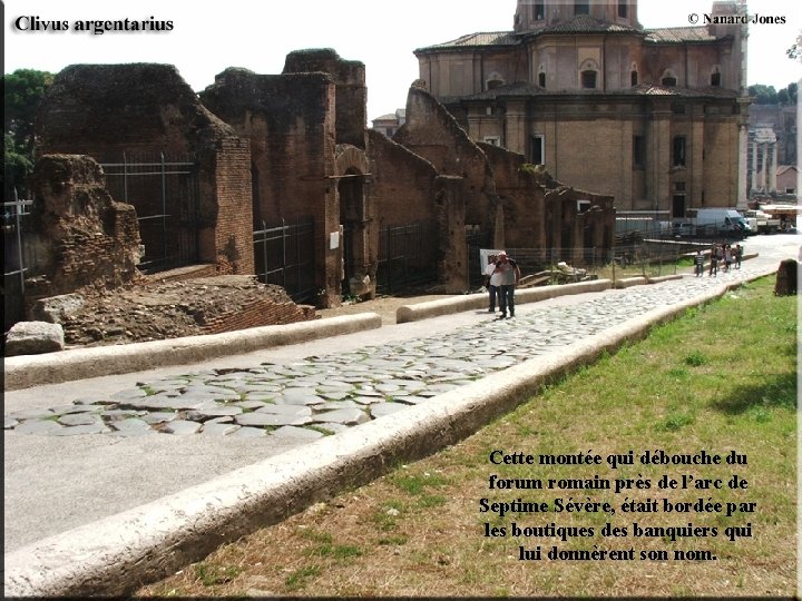 Cette montée qui débouche du forum romain près de l’arc de Septime Sévère, était