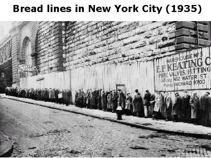 Bread lines in New York City (1935) Bread lines stretched for blocks. 