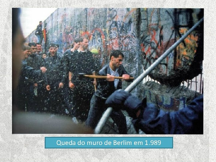 Q Queda do muro de Berlim em 1. 989 Q Queda do muro de Berlim em 1. 989