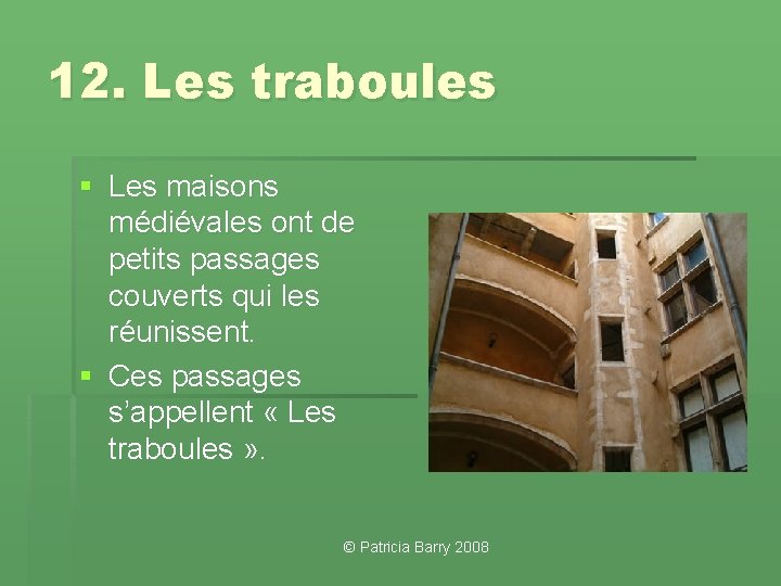 12. Les traboules § Les maisons médiévales ont de petits passages couverts qui les