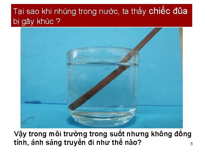 Tại sao khi nhúng trong nước, ta thấy chiếc đũa bị gãy khúc ?