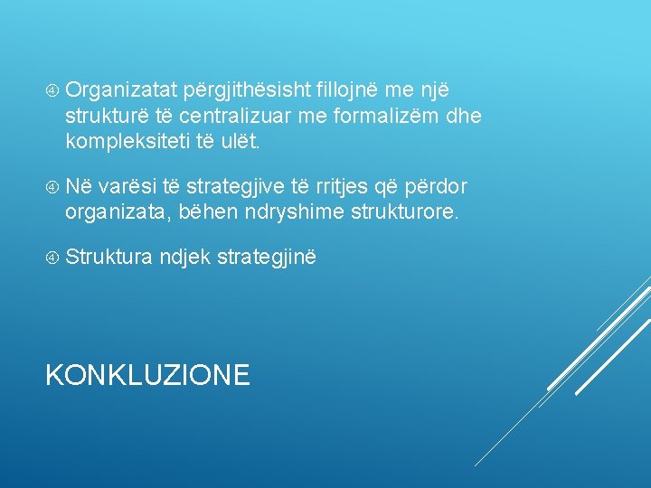  Organizatat përgjithësisht fillojnë me një strukturë të centralizuar me formalizëm dhe kompleksiteti të