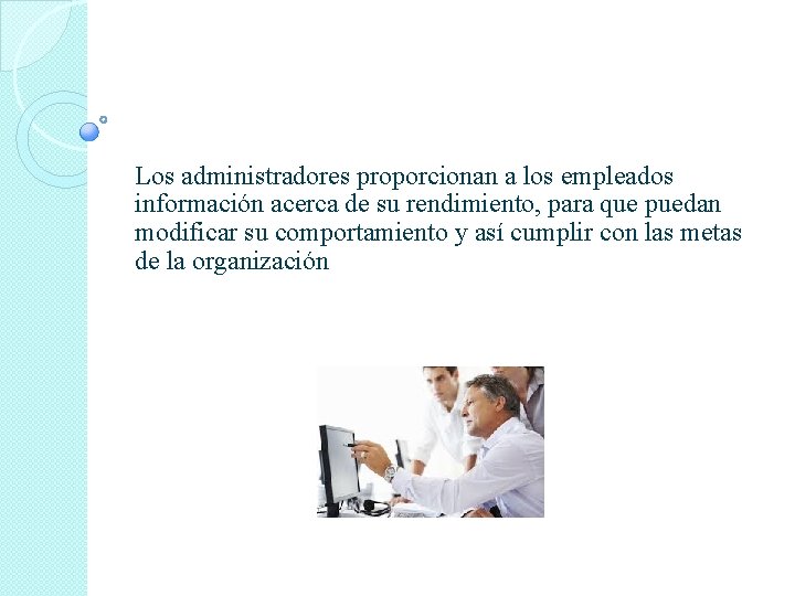 Los administradores proporcionan a los empleados información acerca de su rendimiento, para que puedan