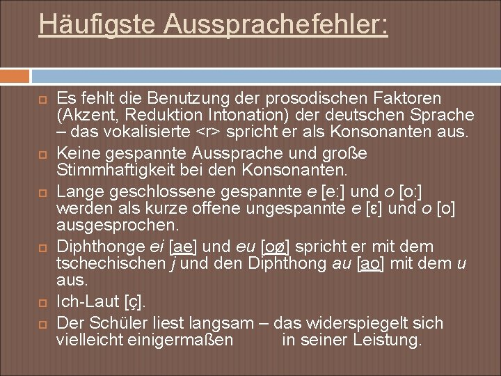 Häufigste Aussprachefehler: Es fehlt die Benutzung der prosodischen Faktoren (Akzent, Reduktion Intonation) der deutschen