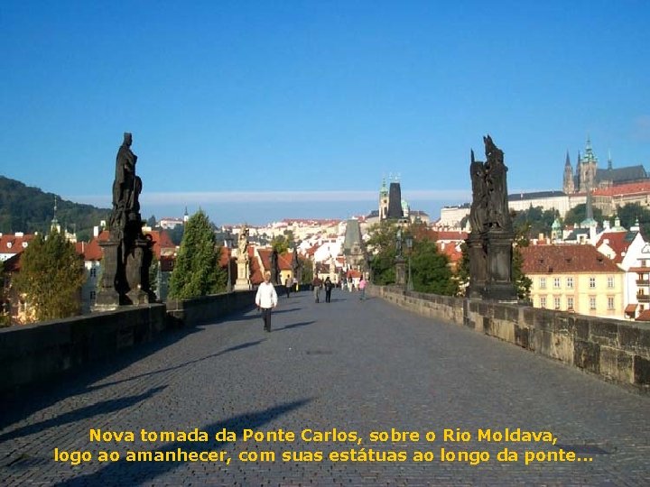 Nova tomada da Ponte Carlos, sobre o Rio Moldava, logo ao amanhecer, com suas