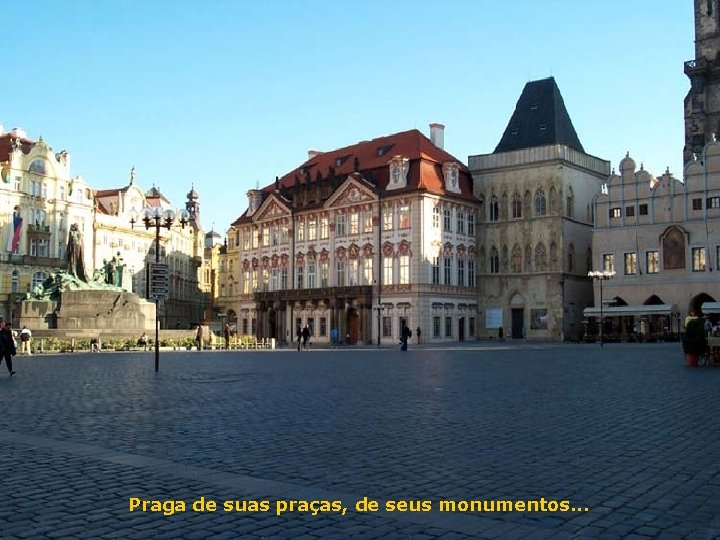 Praga de suas praças, de seus monumentos. . . 