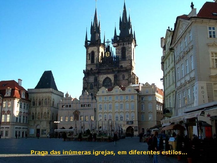 Praga das inúmeras igrejas, em diferentes estilos. . . 