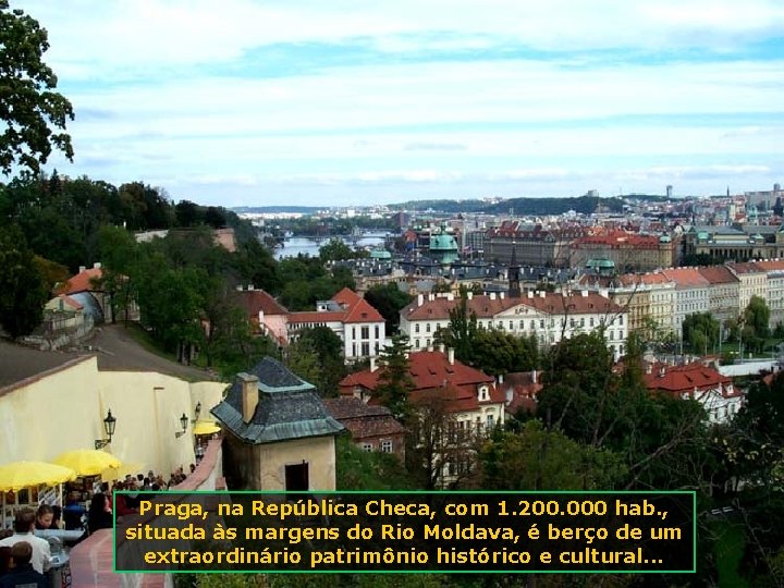 Praga, na República Checa, com 1. 200. 000 hab. , situada às margens do