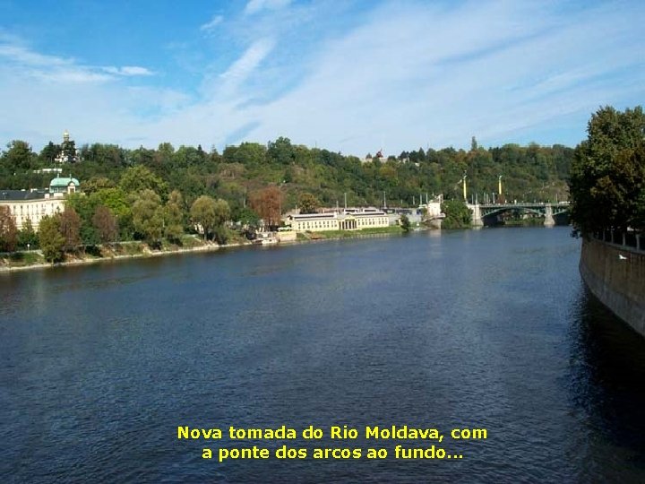 Nova tomada do Rio Moldava, com a ponte dos arcos ao fundo. . .