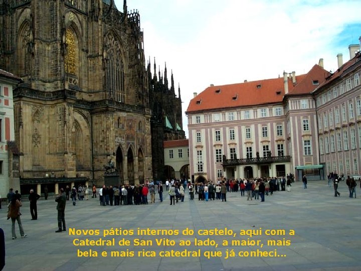 Novos pátios internos do castelo, aqui com a Catedral de San Vito ao lado,