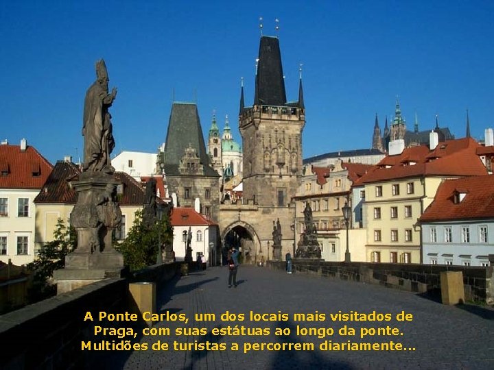 A Ponte Carlos, um dos locais mais visitados de Praga, com suas estátuas ao