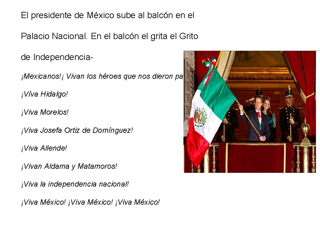 El presidente de México sube al balcón en el Palacio Nacional. En el balcón