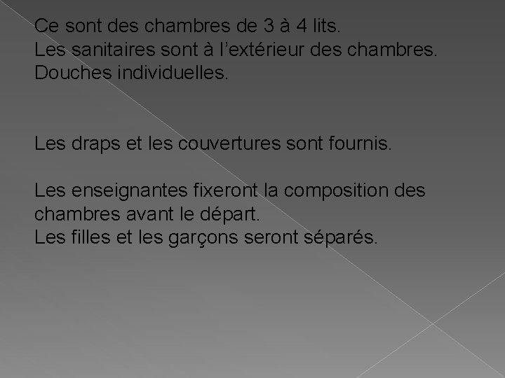 Ce sont des chambres de 3 à 4 lits. Les sanitaires sont à l’extérieur