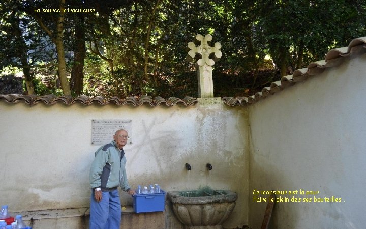 La source miraculeuse Ce monsieur est là pour Faire le plein des ses bouteilles.