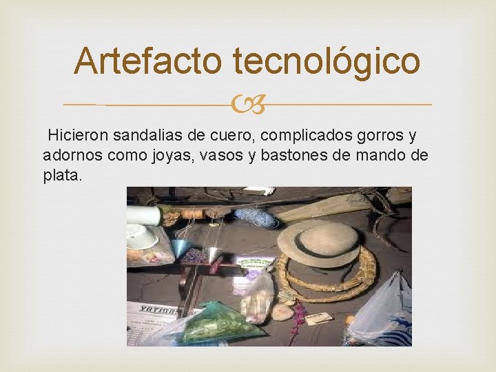 Artefacto tecnológico Hicieron sandalias de cuero, complicados gorros y adornos como joyas, vasos y
