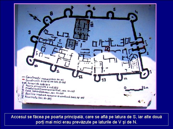 Accesul se făcea pe poarta principală, care se află pe latura de S, iar