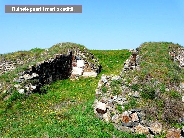 Ruinele poarţii mari a cetăţii. 