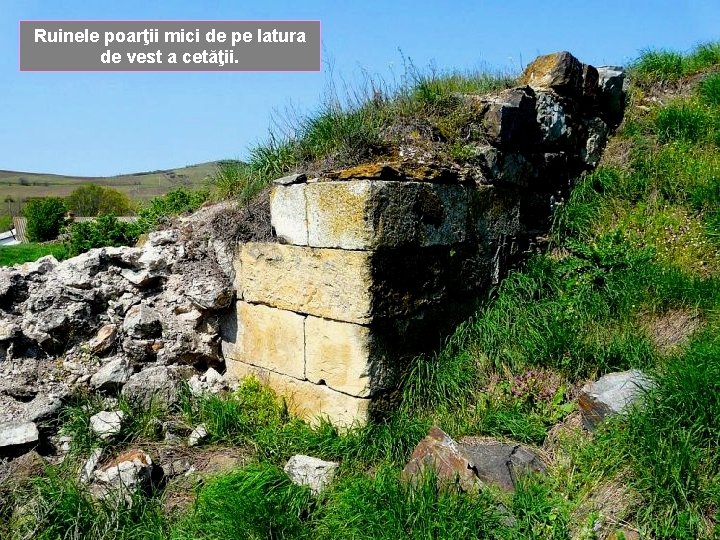 Ruinele poarţii mici de pe latura de vest a cetăţii. 