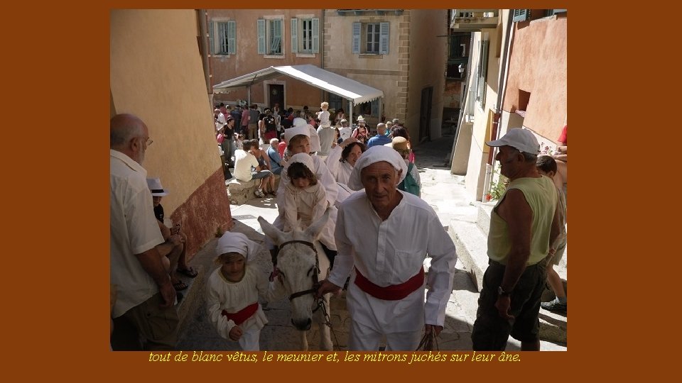 tout de blanc vêtus, le meunier et, les mitrons juchés sur leur âne. 