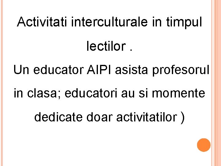 Activitati interculturale in timpul lectilor. Un educator AIPI asista profesorul in clasa; educatori au