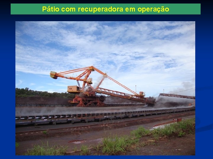 Pátio com recuperadora em operação 