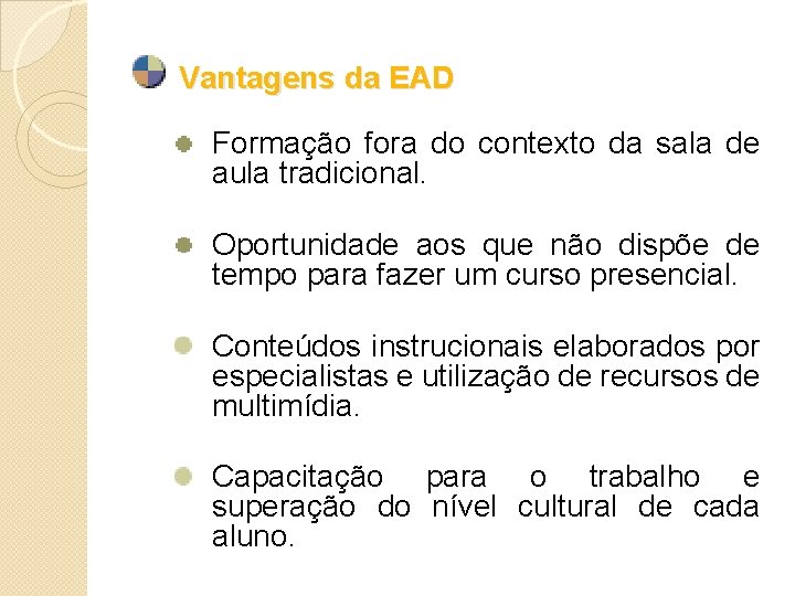 Vantagens da EAD Formação fora do contexto da sala de aula tradicional. Oportunidade aos