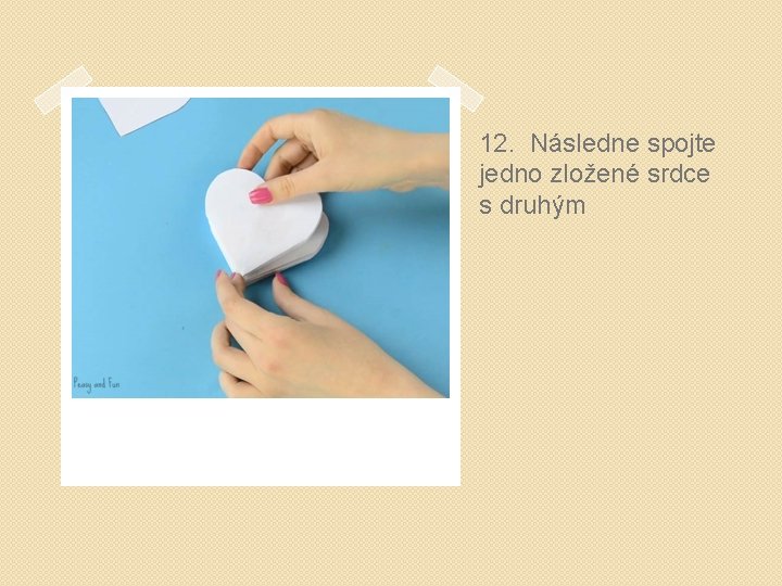 12. Následne spojte jedno zložené srdce s druhým 
