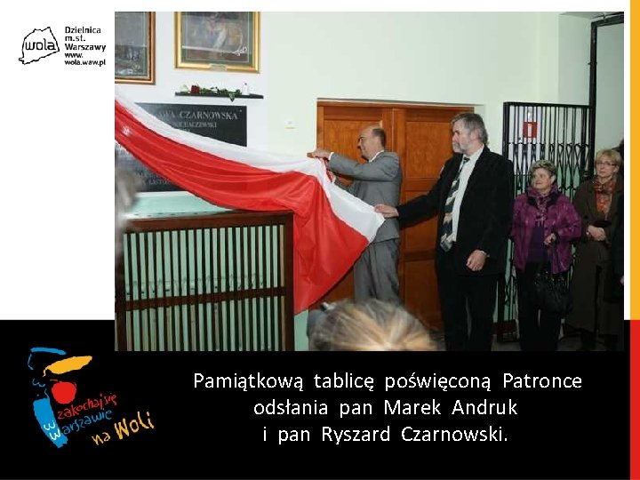 Pamiątkową tablicę poświęconą Patronce odsłania pan Marek Andruk i pan Ryszard Czarnowski. 