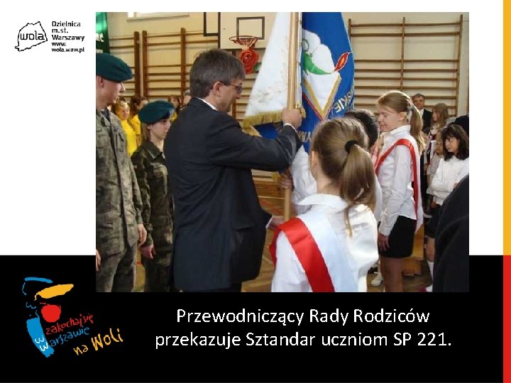 Przewodniczący Rady Rodziców przekazuje Sztandar uczniom SP 221. 