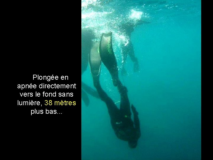 Plongée en apnée directement vers le fond sans lumière, 38 mètres plus bas. .