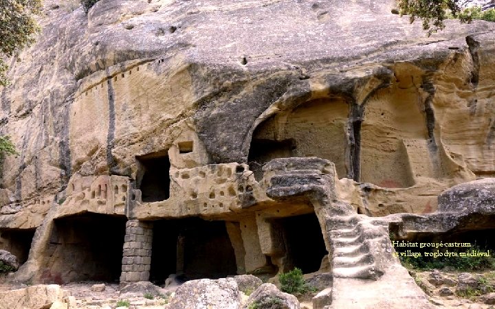 Habitat groupé-castrum et village troglodyte médiéval 