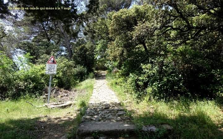 Le chemin en calade qui mène à la Vierge 