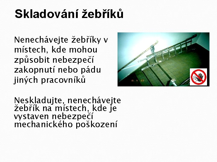 Skladování žebříků Nenechávejte žebříky v místech, kde mohou způsobit nebezpečí zakopnutí nebo pádu jiných