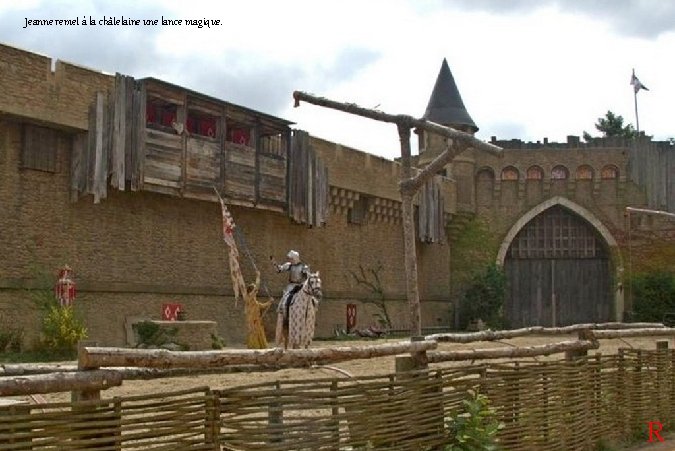 Jeanne remet à la châtelaine une lance magique. R 