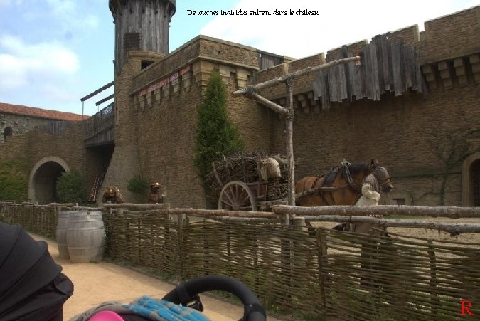 De louches individus entrent dans le château R 