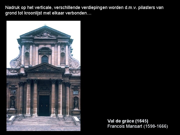 Nadruk op het verticale, verschillende verdiepingen worden d. m. v. pilasters van grond tot