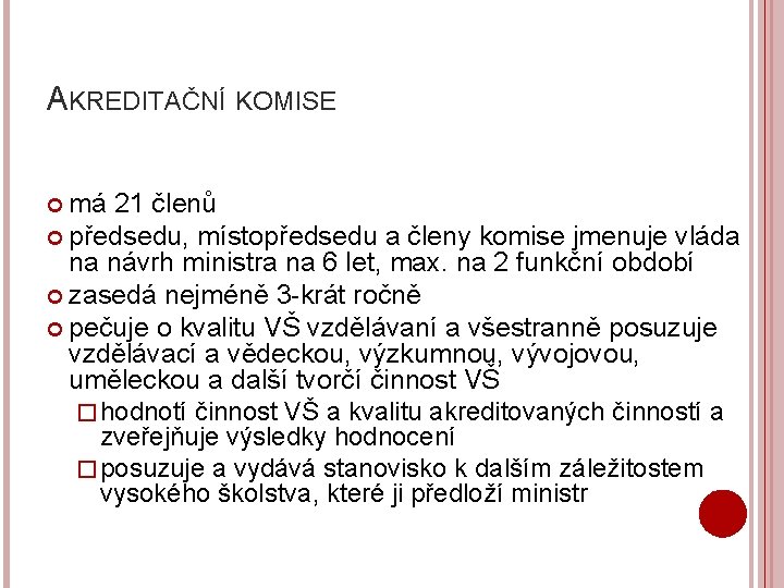 AKREDITAČNÍ KOMISE má 21 členů předsedu, místopředsedu a členy komise jmenuje vláda na návrh