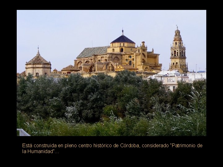 Está construida en pleno centro histórico de Córdoba, considerado “Patrimonio de la Humanidad”… 