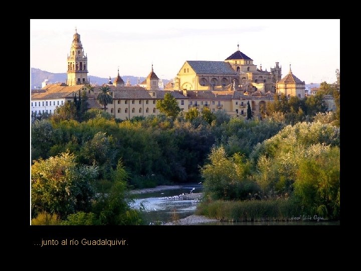 …junto al río Guadalquivir. 