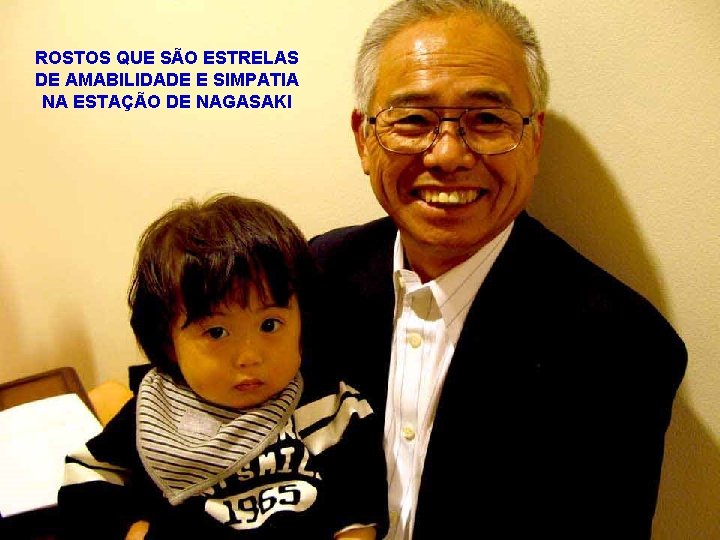 ROSTOS QUE SÃO ESTRELAS DE AMABILIDADE E SIMPATIA NA ESTAÇÃO DE NAGASAKI 