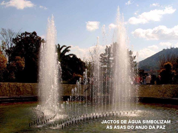 JACTOS DE ÁGUA SIMBOLIZAM AS ASAS DO ANJO DA PAZ 