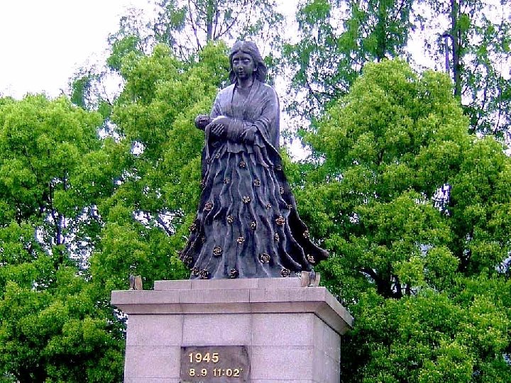 NO PARQUE DA PAZ, NO 50º ANIVERSÁRIO DO ATAQUE ATÓMICO, INAUGUROU-SE ESTA ESTÁTUA, COMO