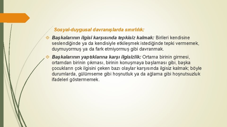 Sosyal-duygusal davranışlarda sınırlılık: Başkalarının ilgisi karşısında tepkisiz kalmak: Birileri kendisine seslendiğinde ya da kendisiyle