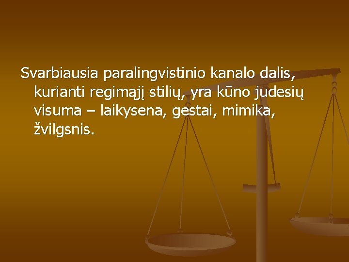 Svarbiausia paralingvistinio kanalo dalis, kurianti regimąjį stilių, yra kūno judesių visuma – laikysena, gestai,