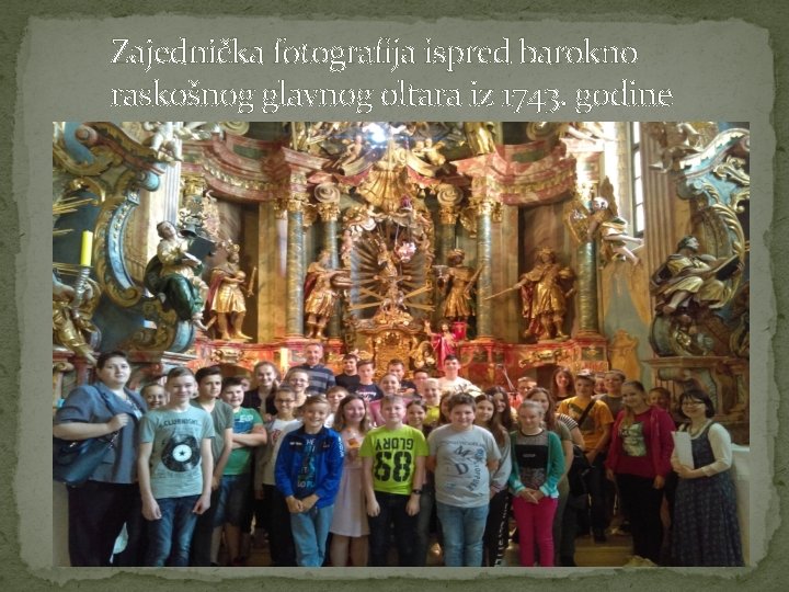 Zajednička fotografija ispred barokno raskošnog glavnog oltara iz 1743. godine 