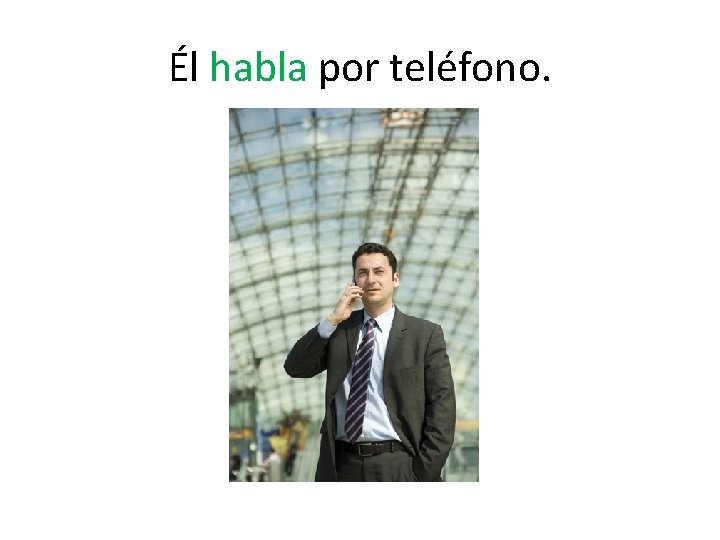 Él habla por teléfono. 