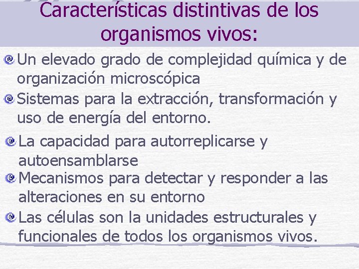 Características distintivas de los organismos vivos: Un elevado grado de complejidad química y de